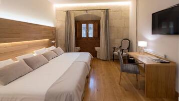 Escriptori, cortines opaques, wifi gratuïta i roba de llit