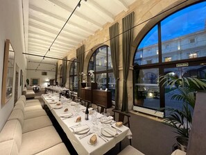 Se sirven desayunos, almuerzos, cenas y cocina española 