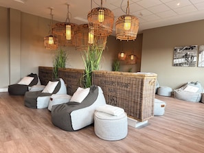 Sauna, hammam, soins corporels, massages prénataux, gommages corporels