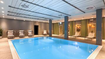Innenpool, geöffnet von 08:00 Uhr bis 22:00 Uhr, Liegestühle