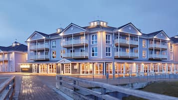 Voorkant accommodatie - avond/nacht