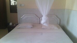 デラックス スイート キングベッド 1 台 ��バルコニー シティビュー | 高級寝具、ミニバー、セーフティボックス (室内)、デスク