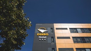 A hotel building with a sign reading "DUERO Hotel". - Duero Hotel (Laguna de Duero)