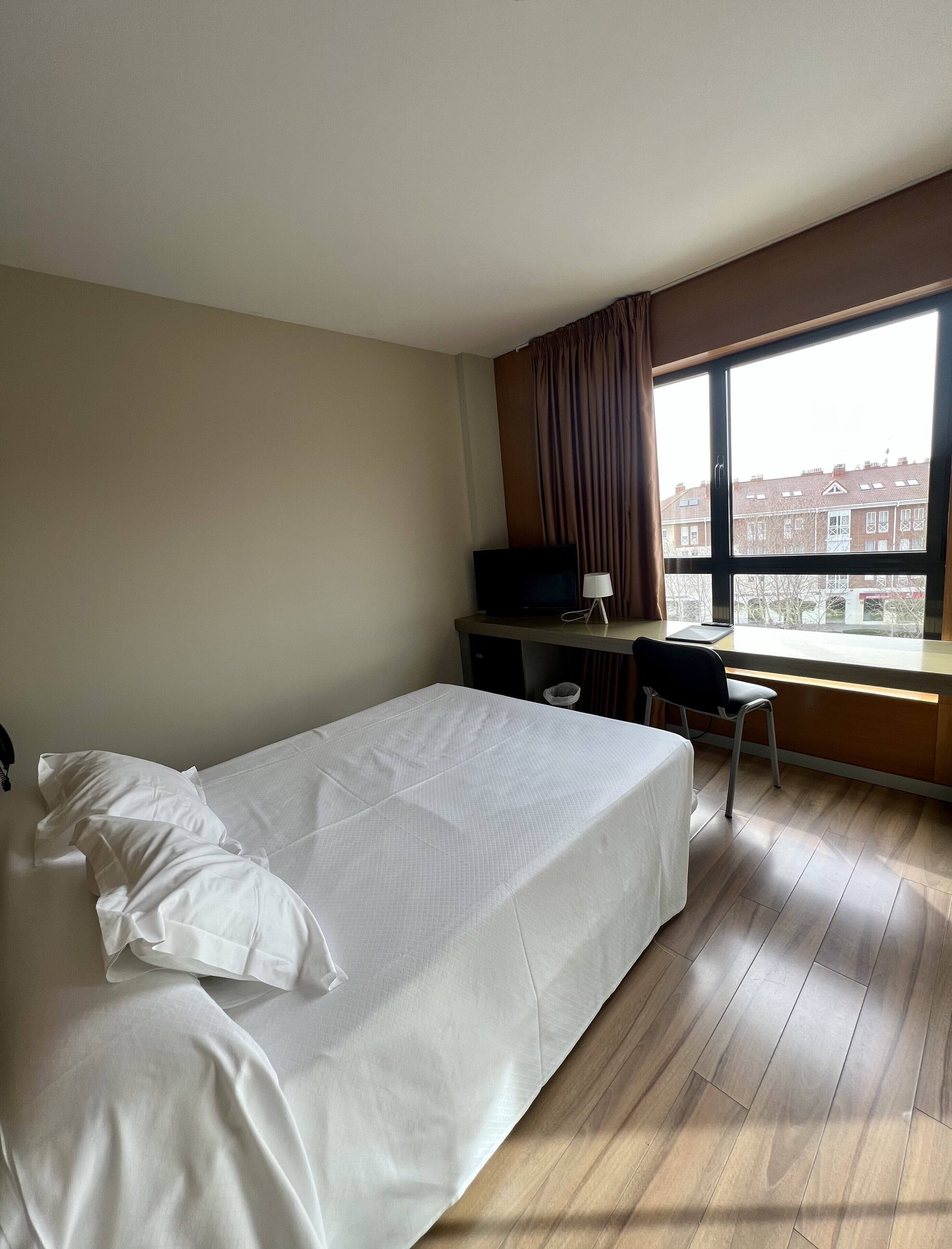 standard single room | minibar, in-room safe, desk, blackout curtains