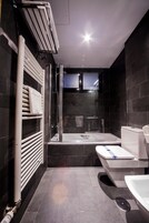 Standard Double Room | Bathroom | Free toiletries, hair dryer, bidet, towels