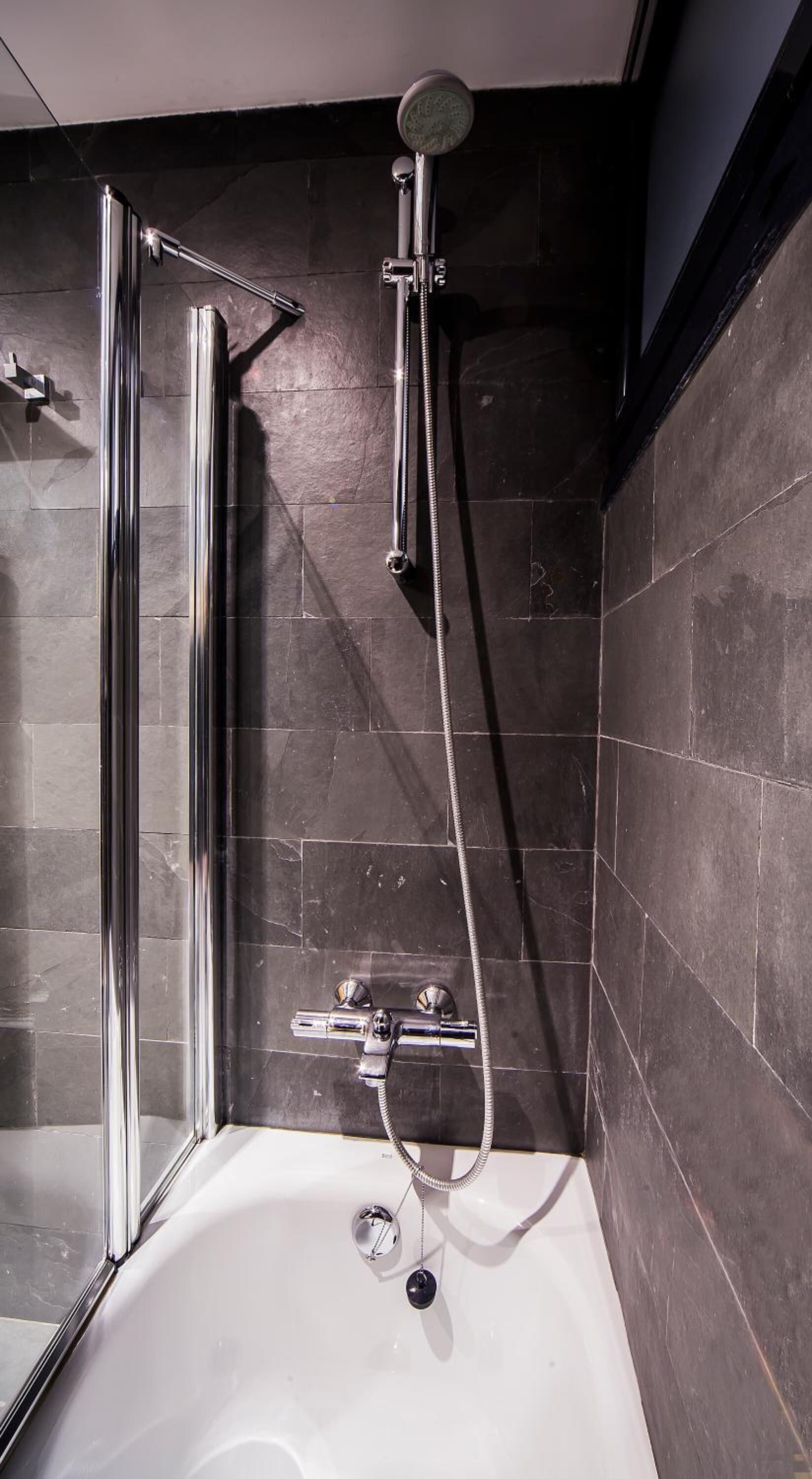 standard triple room | bathroom | free toiletries, hair dryer, bidet, towels