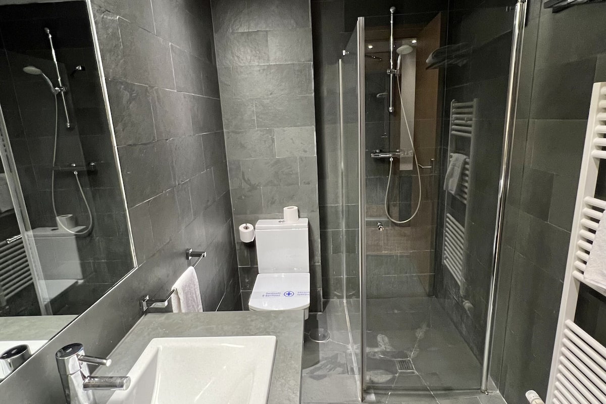 standard single room | bathroom | free toiletries, hair dryer, bidet, towels