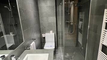 Standard Single Room | Bathroom | Free toiletries, hair dryer, bidet, towels