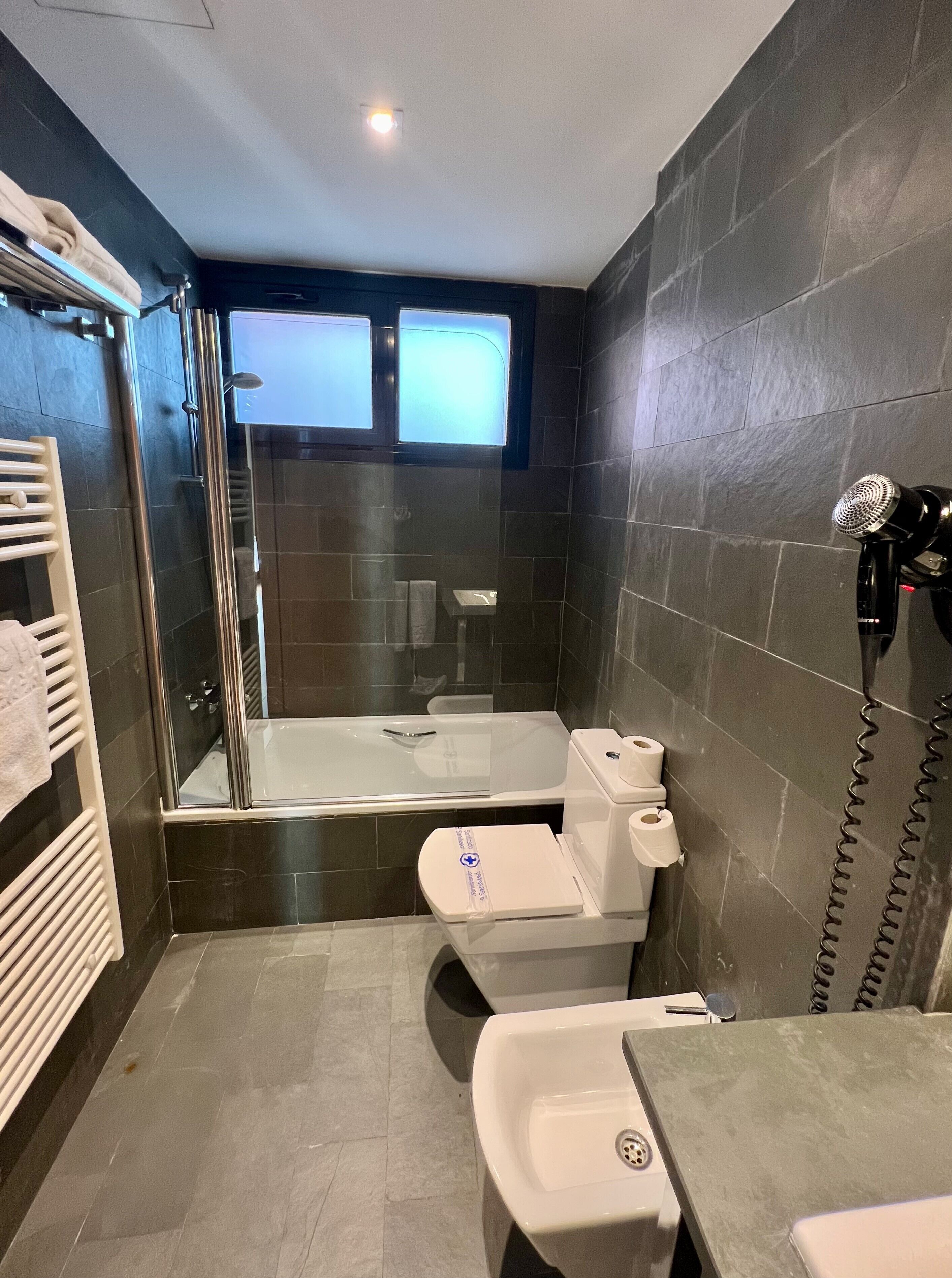 standard triple room | bathroom | free toiletries, hair dryer, bidet, towels