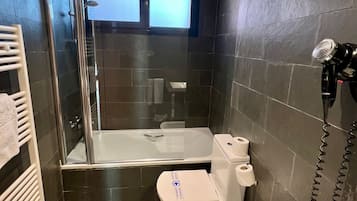 Habitación triple estándar | Baño | Artículos de higiene personal gratuitos, secador de pelo, bidé y toallas