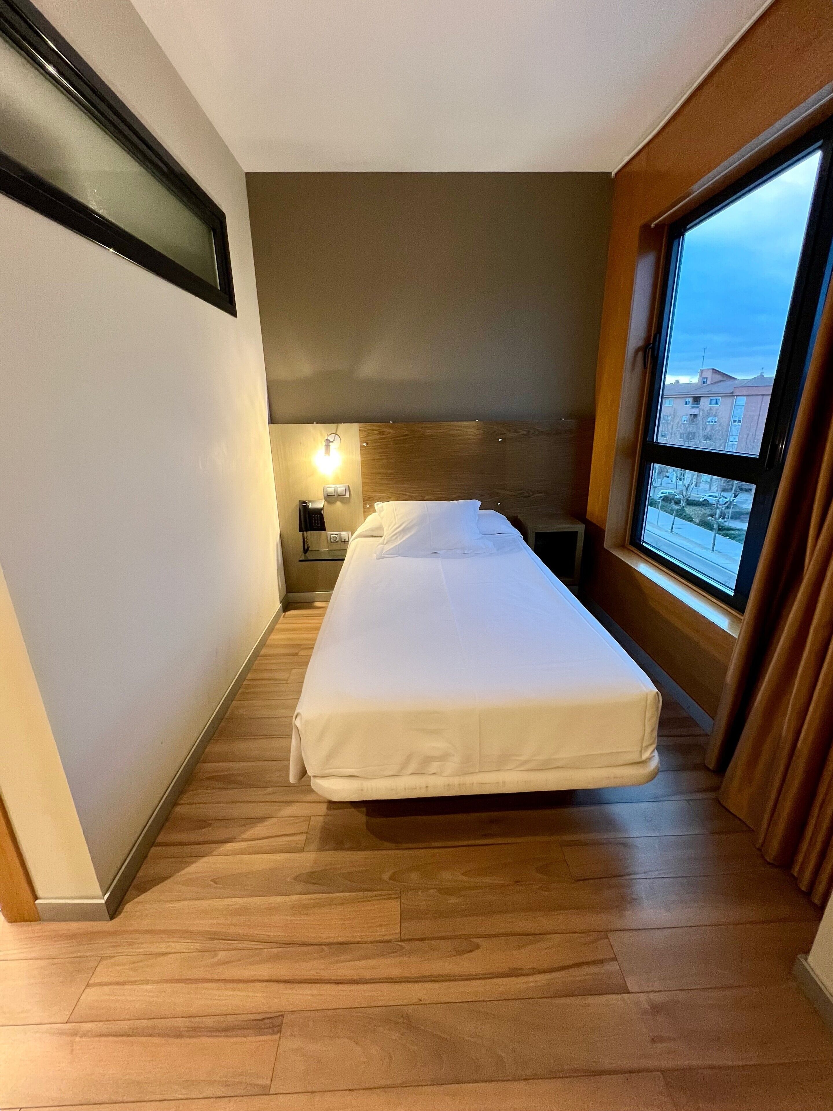 standard single room | minibar, in-room safe, desk, blackout curtains