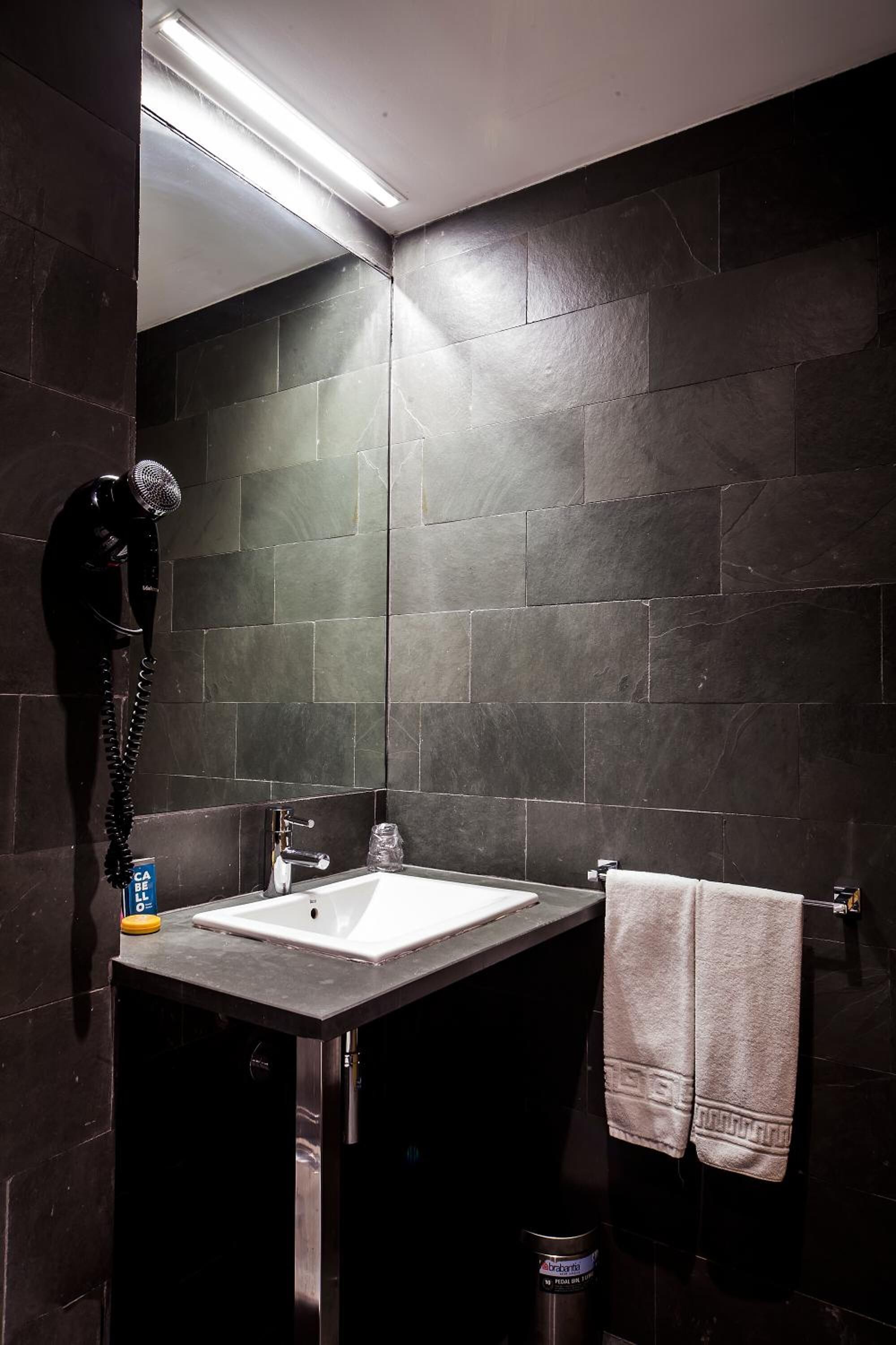 standard single room | bathroom | free toiletries, hair dryer, bidet, towels