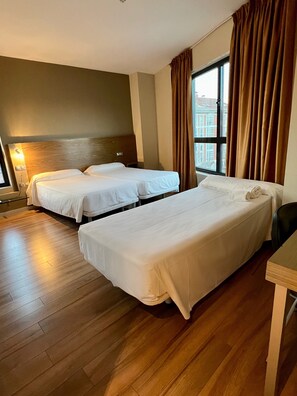 Phòng 3 Tiêu chuẩn | Minibar, két bảo mật tại phòng, bàn, màn/rèm cản sáng 