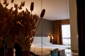 Doppia Standard | Minibar, una cassaforte in camera, una scrivania, tende oscuranti