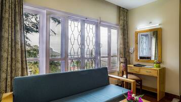Deluxe Room, 1 Bedroom, Hill View, Mountainside (Deluxe Himalayan View) | Meja, ruang kerja komputer riba, seterika/papan seterika, Wi-fi percuma