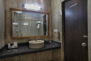 Shower, free toiletries, hair dryer, slippers - Hotel Sungrace Mussorie (Dehradun)