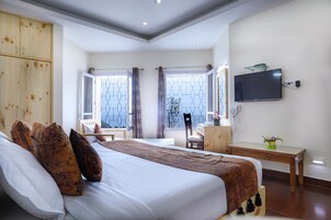 Habitación Deluxe, 1 habitación, vistas a la colina, junto a la montaña (Deluxe Himalayan View) | Escritorio y espacio para trabajar con un portátil