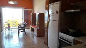 Apartament familiar, 1 dormitori, vistes a la platja | Sala d'estar | Televisor de pantalla plana