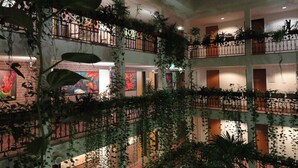 A multi-level atrium with balconies, indoor plants, and artwork. - Solitaire Hotel & Boardinghouse Berlin (Berlin)