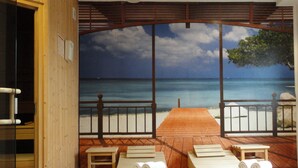 A room with wooden furniture, a view of the beach, and a wooden ceiling structure. - Solitaire Hotel & Boardinghouse Berlin (Berlin)