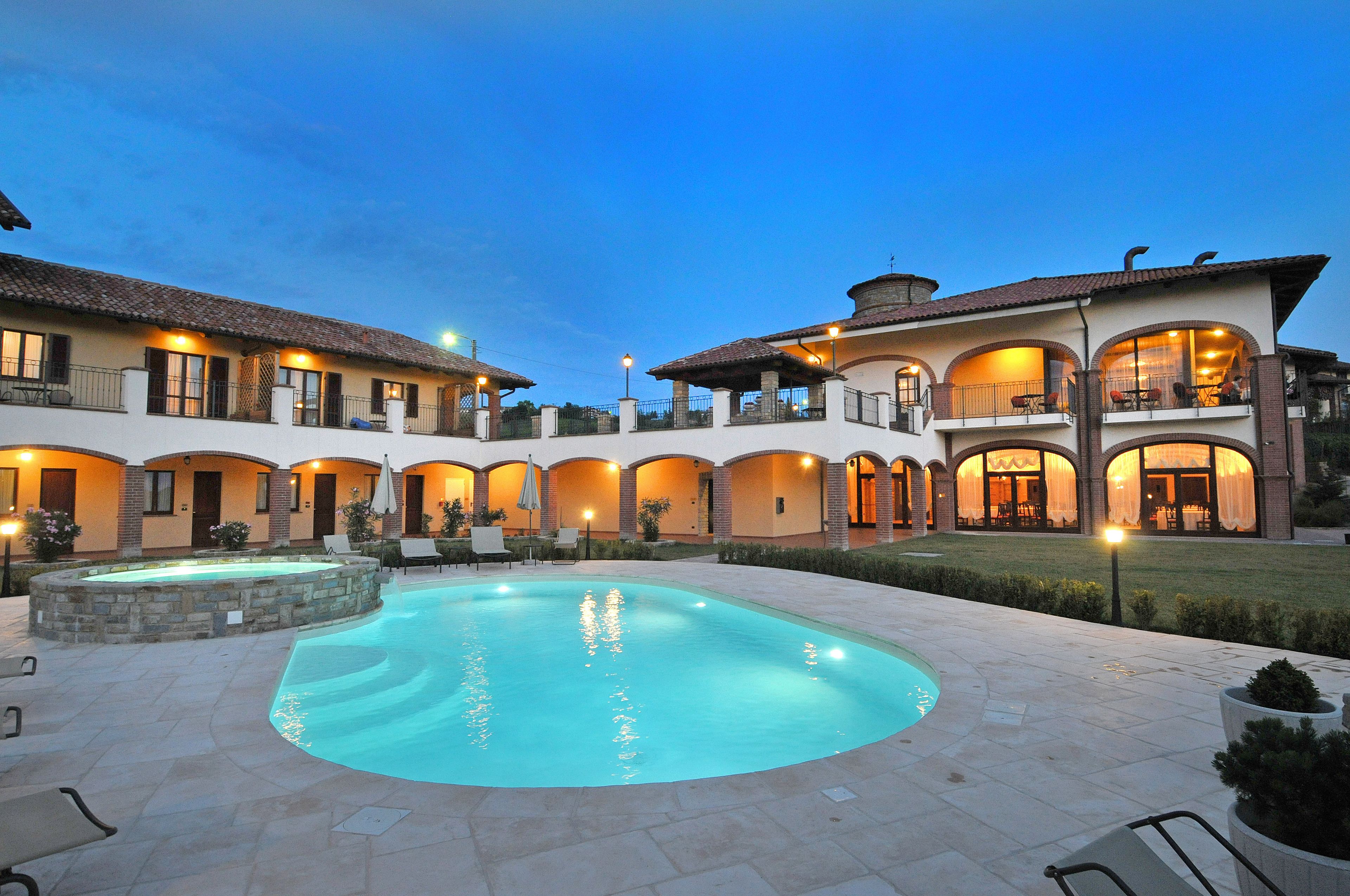 Hồ bơi ngoài trời phục vụ theo mùa, dù/ô trên bãi biển/hồ bơi 