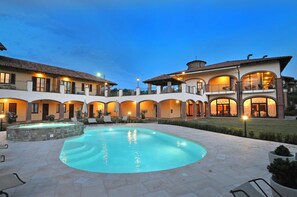 Alberca al aire libre por temporada y sombrillas en la alberca 