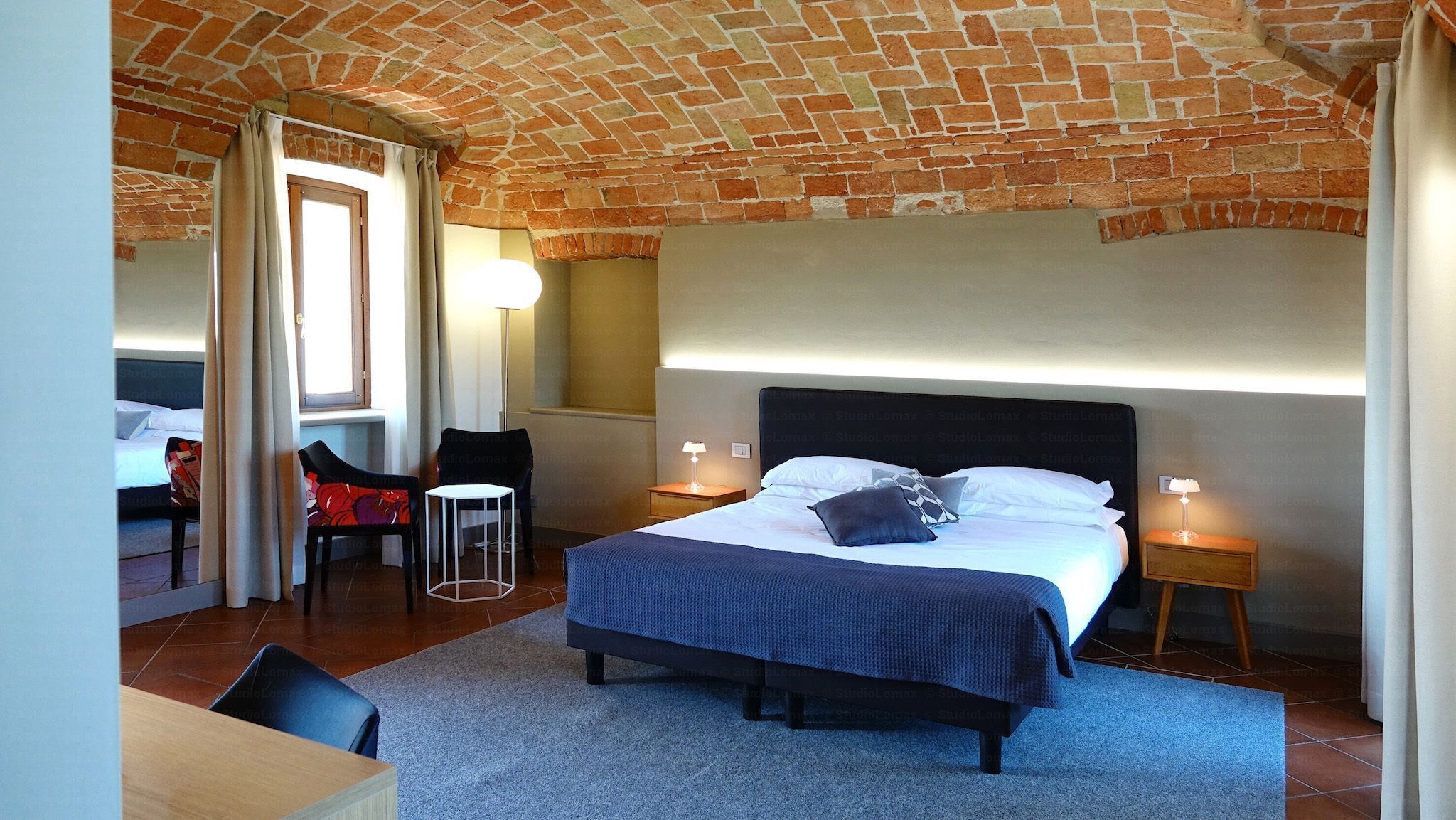 Een minibar, een kluis op de kamer, een bureau, gratis wifi