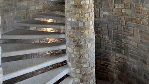 A stone staircase with a handrail and a small light fixture on the wall. - Tota Virginia Antico Podere (Serralunga d'Alba)