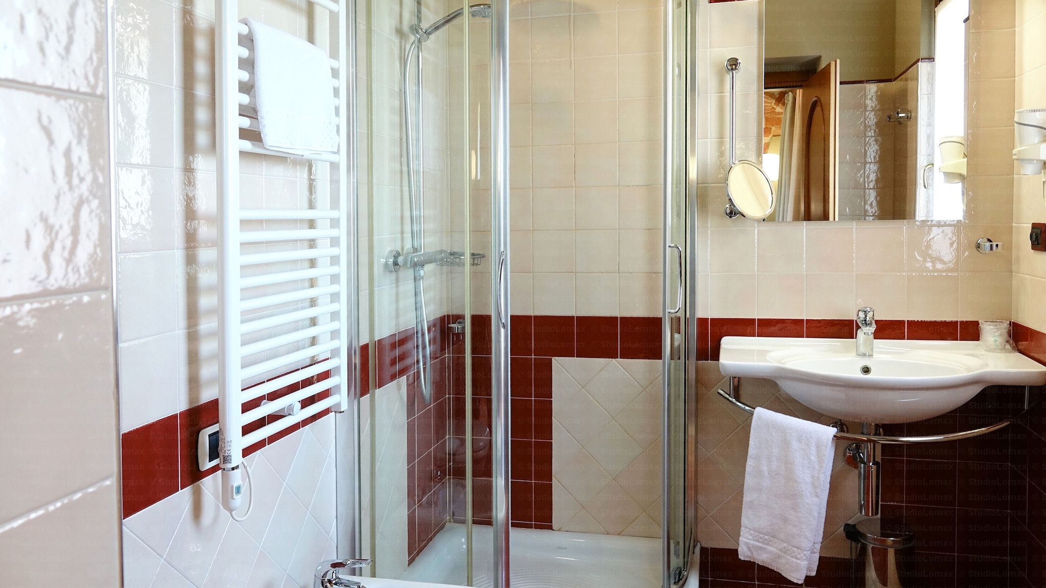 junior double room | bathroom | shower, free toiletries, hair dryer, bidet
