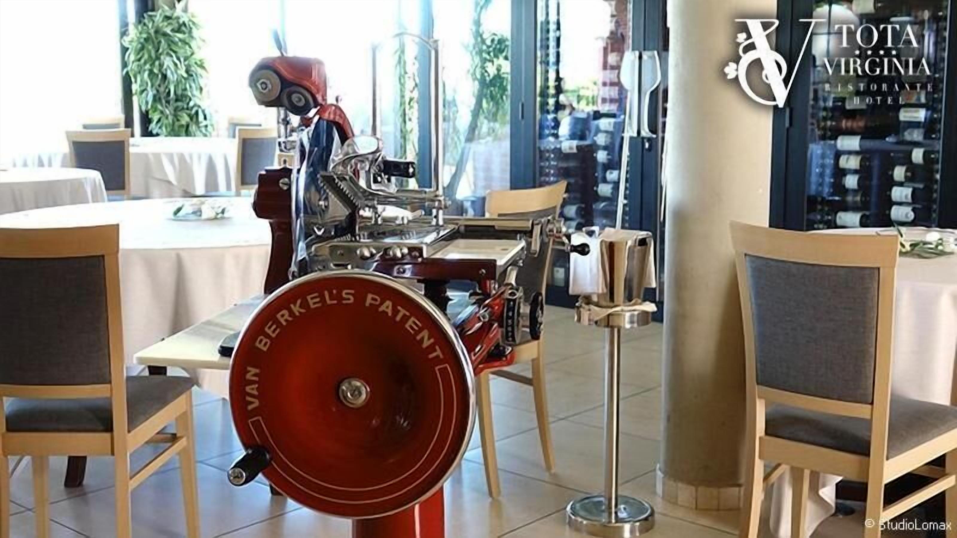 breakfast, lunch, dinner served; international cuisine