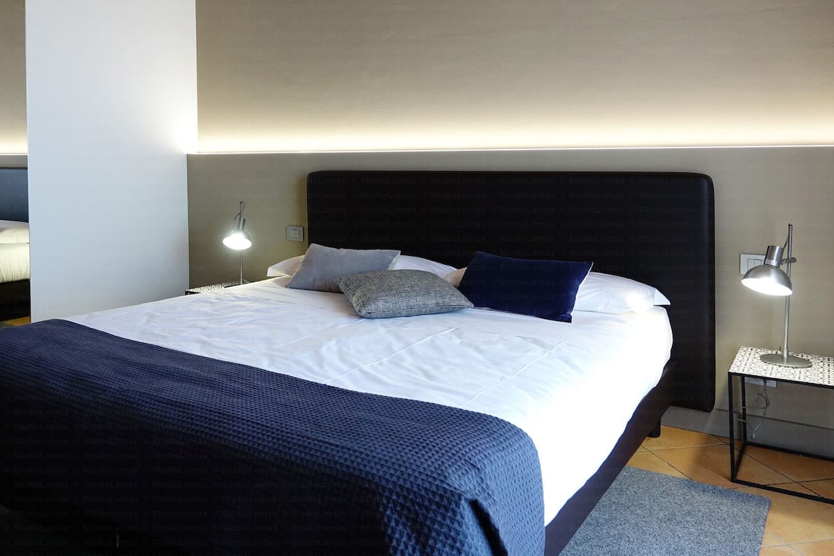 Minibar, in-room safe, desk, free WiFi