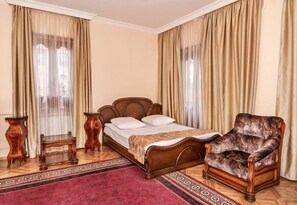 Chuveiro, secador de cabelo, chinelos, toalhas de banho