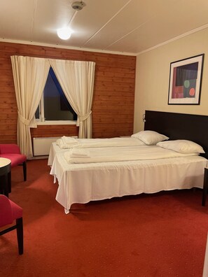 Dusche, kostenlose Toilettenartikel, Handtücher