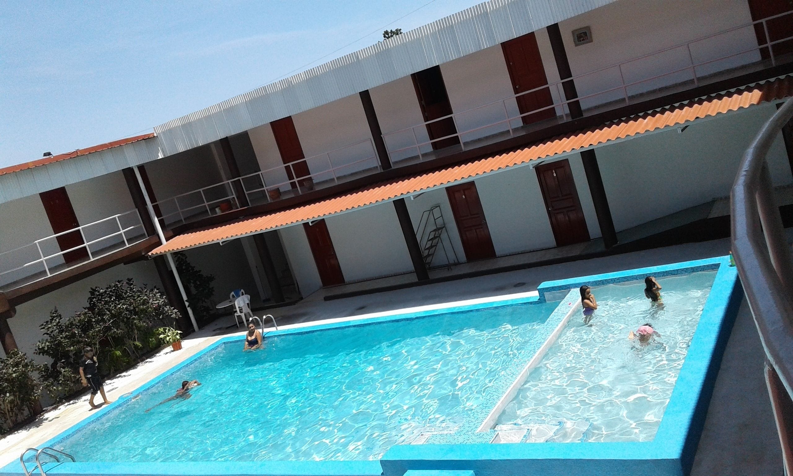 2 piscinas al aire libre
