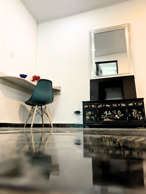 Habitación doble, baño privado | Zona de estar | Televisión de pantalla plana de 32 pulgadas con canales por cable