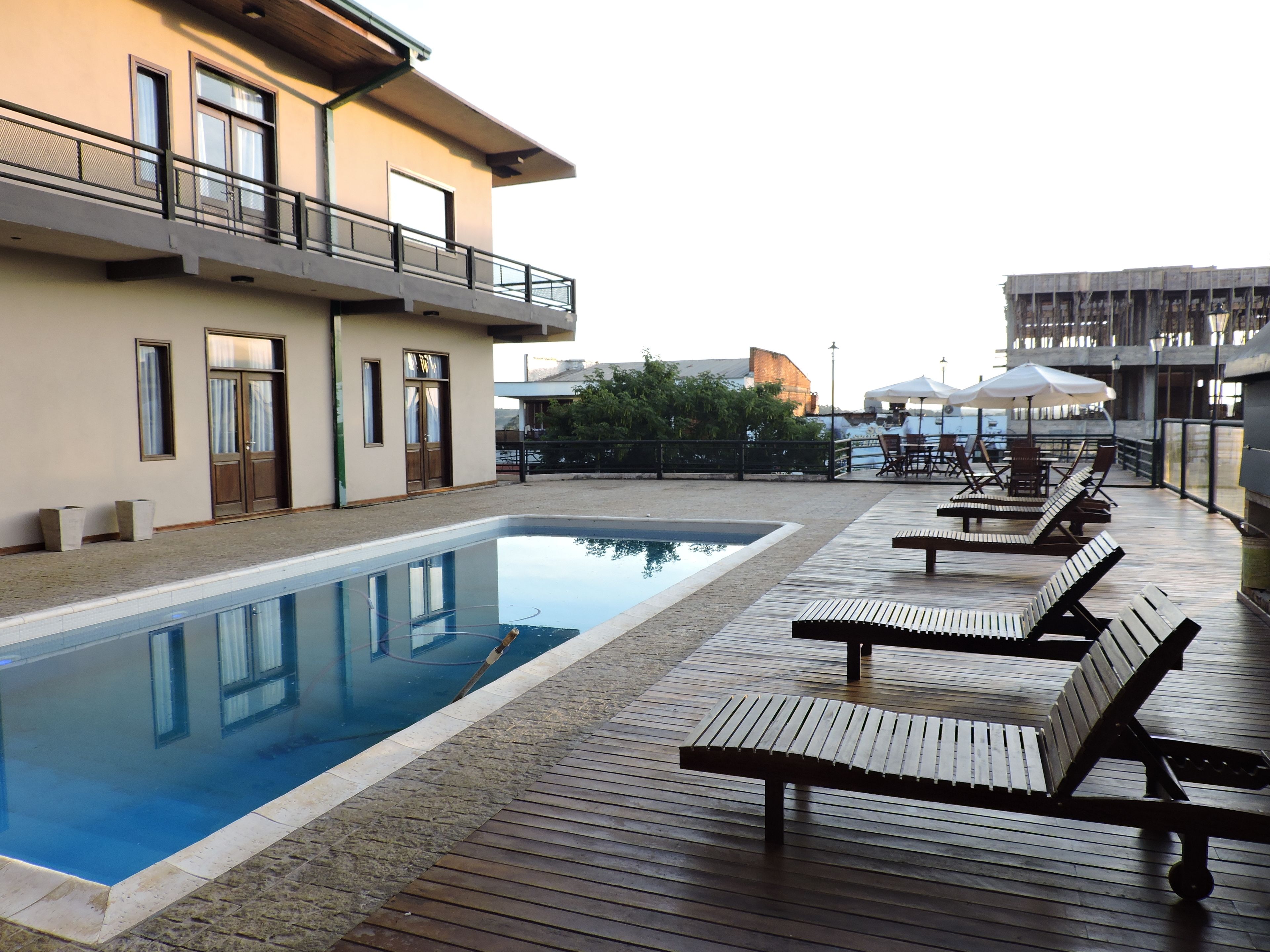 Hồ bơi ngoài trời, dù/ô trên bãi biển/hồ bơi, ghế dài tắm nắng 