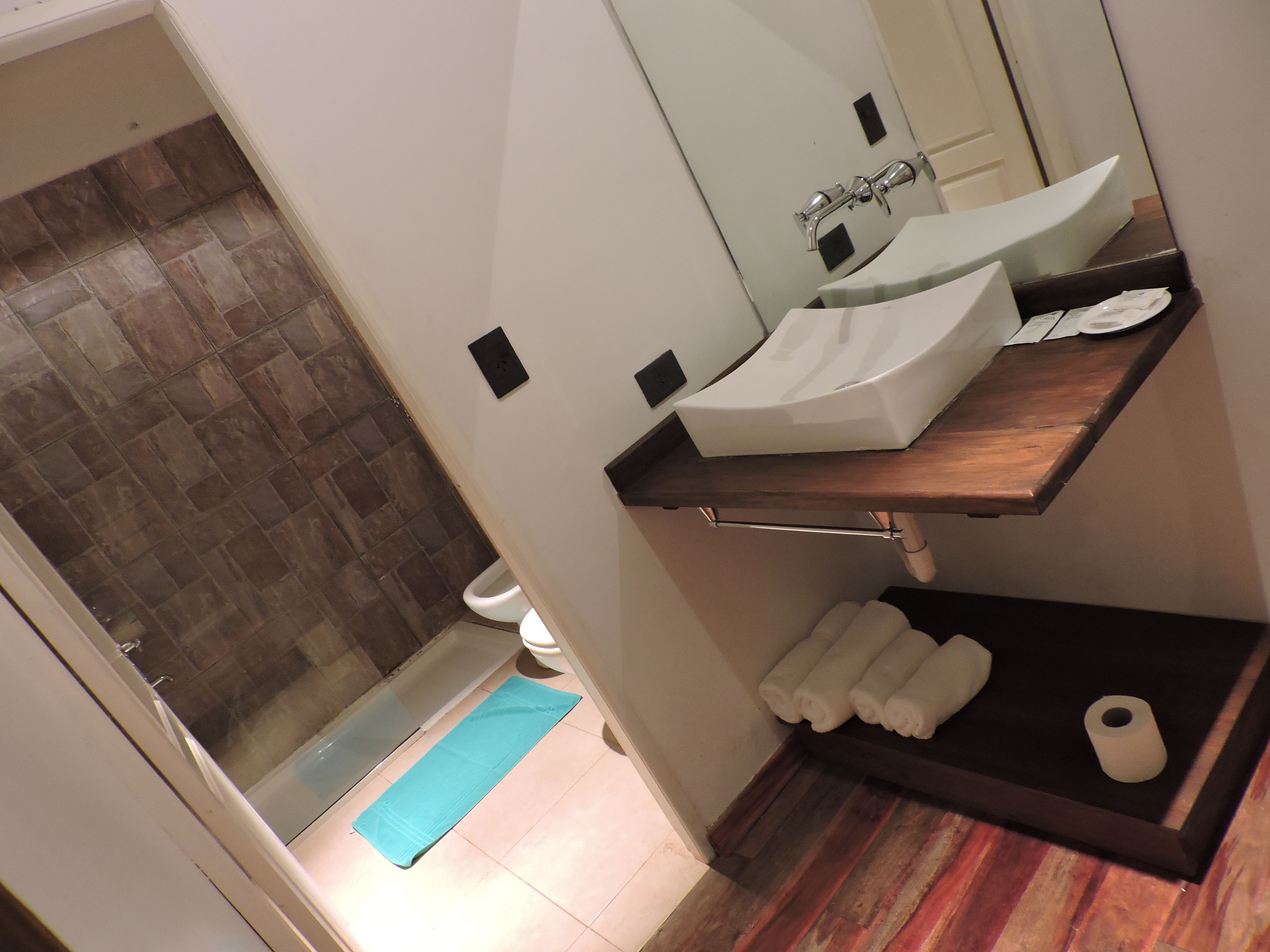 Un baño con ducha, lavabo e inodoro.