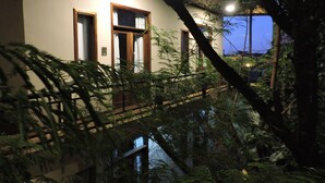 Ein Gebäude mit mehreren Fenstern und einem Balkon.