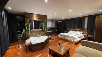 Luxury Double Room | Desk, blackout curtains, free WiFi, bed sheets
