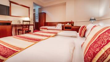 Driepersoonskamer | 1 slaapkamer, luxe beddengoed, een minibar, een kluis op de kamer