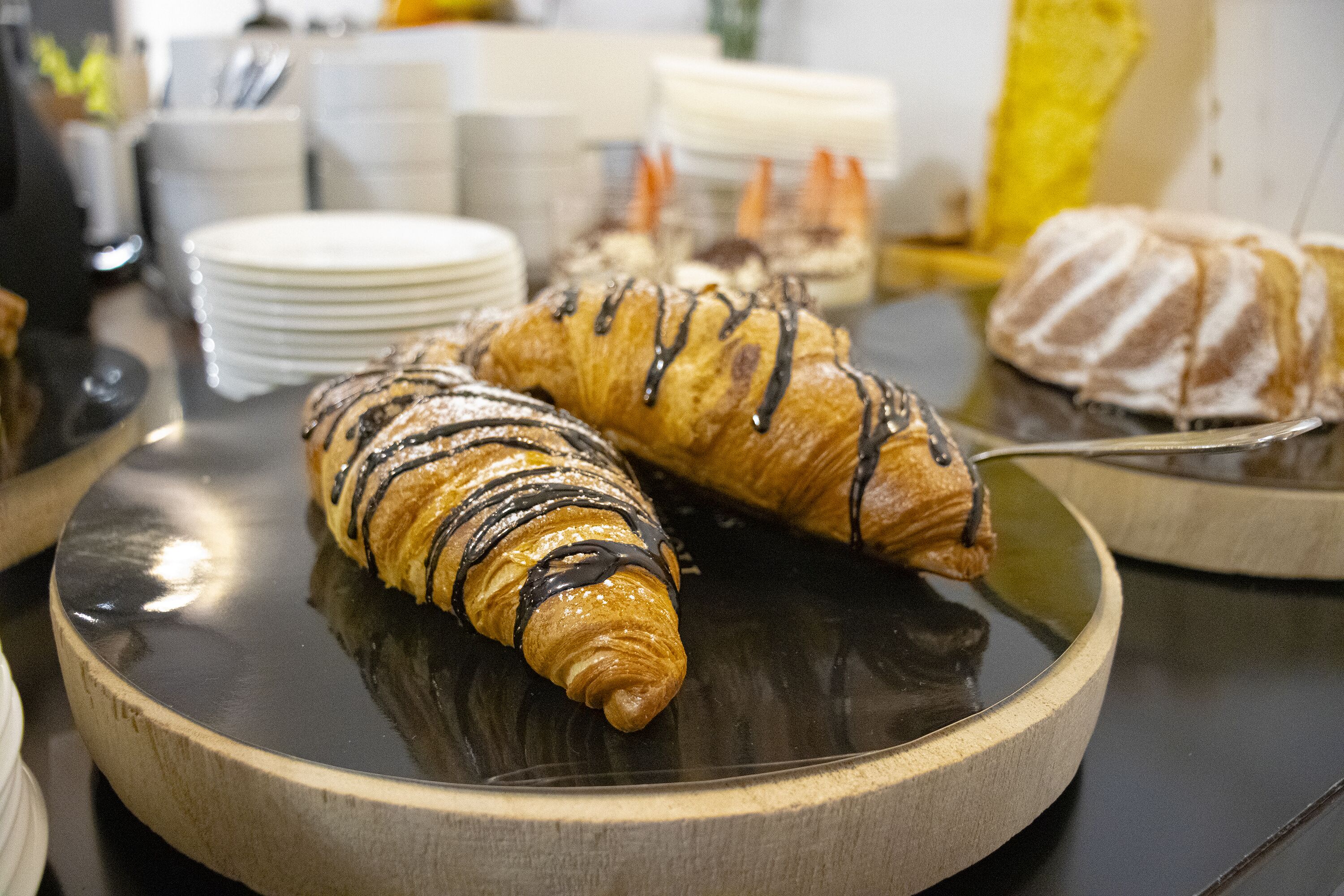 Ein Holztisch mit Croissants und anderen Backwaren.