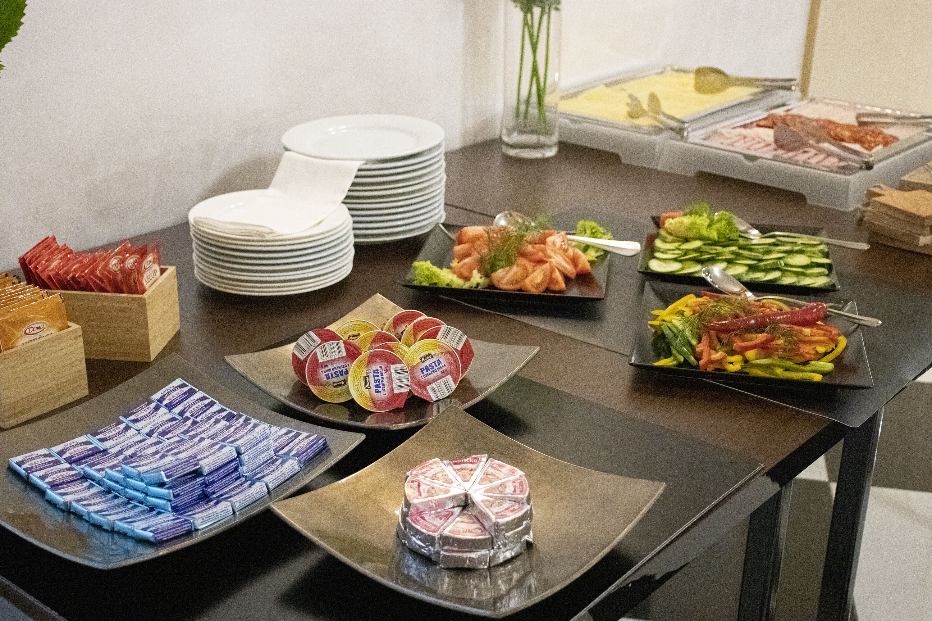 Ein reichhaltiges Buffet mit verschiedenen Speisen und Beilagen.