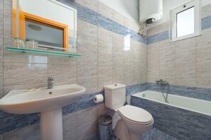 A bathroom with a sink, toilet, and bathtub. - Yiannis Apartments (Rhodes)