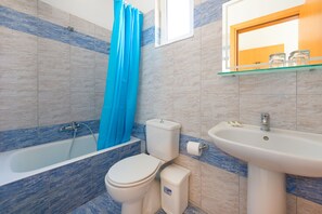 Combined shower/bathtub, free toiletries, hair dryer, slippers - Yiannis Apartments (Rhodes)