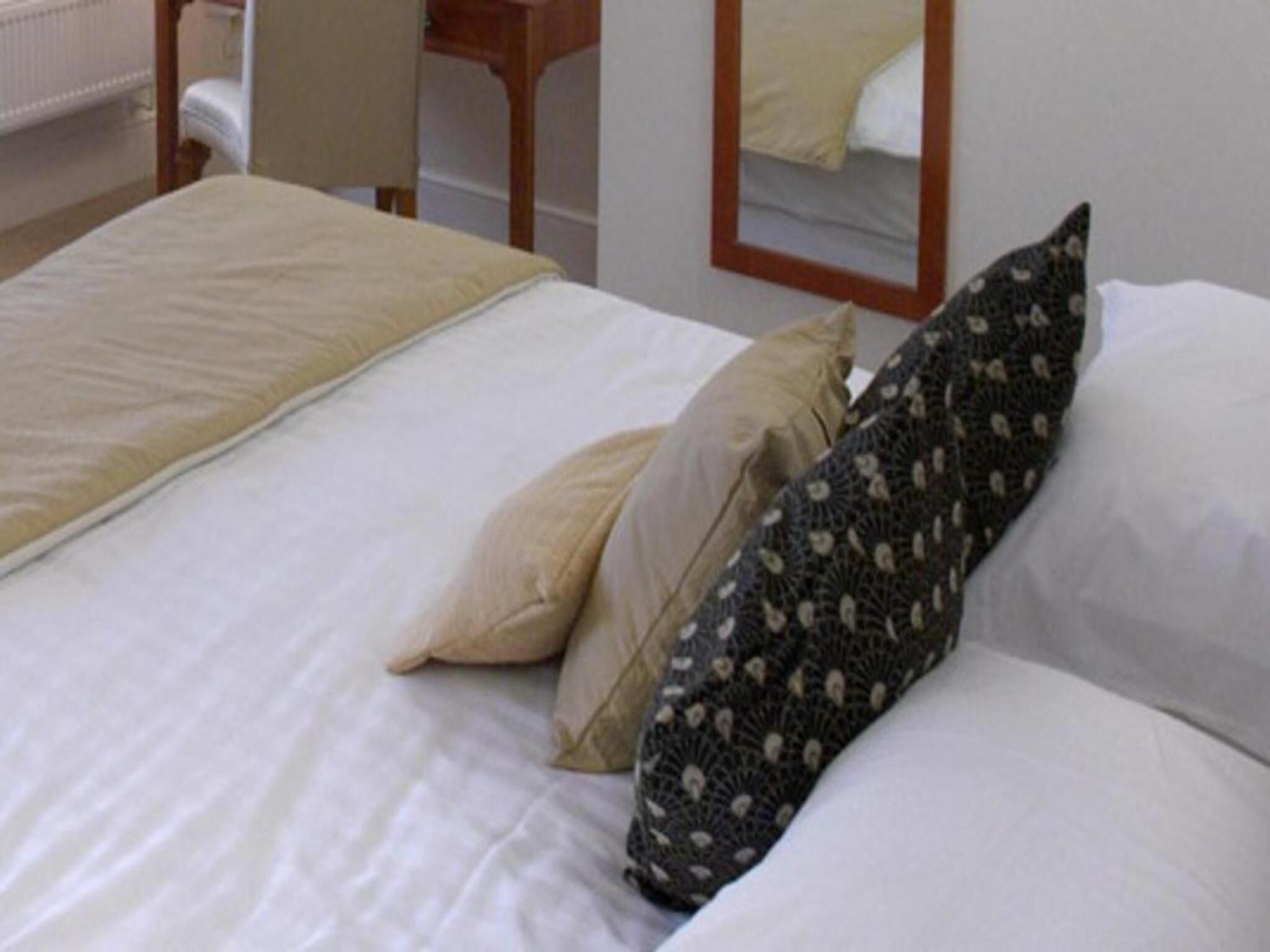 desk, iron/ironing board, free wifi