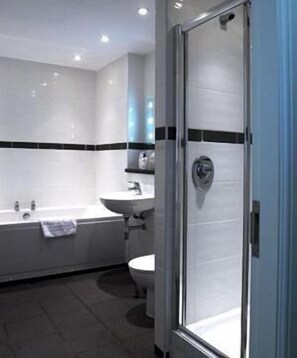 Suite | Bathroom | Combined shower/tub, free toiletries, hair dryer, towels - The Barns (Cannock)