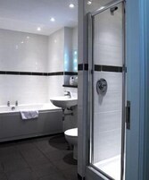 Bañera con ducha, artículos de tocador gratuitos, secador de pelo