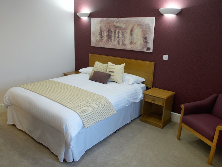 Escritorio, tabla de planchar con plancha y wifi gratis