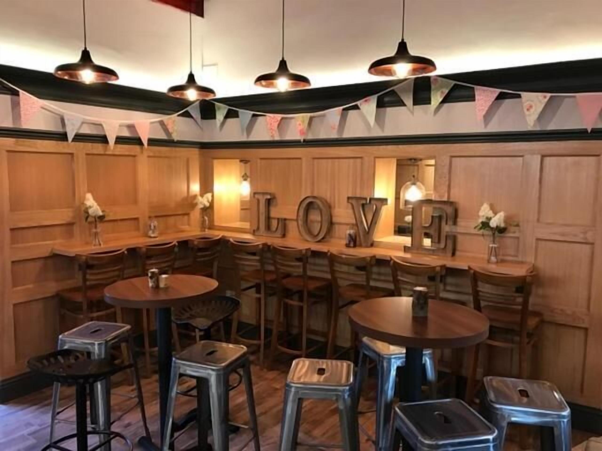 2 restaurants, breakfast, lunch, dinner served; british cuisine