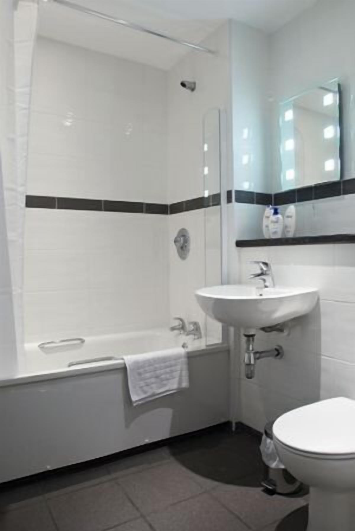 standard double room | bathroom | combined shower/bathtub, free toiletries, hair dryer, towels